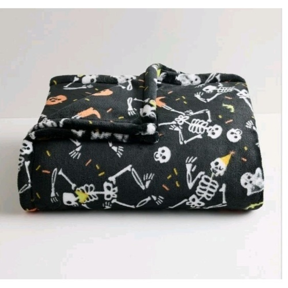 The Big One Oversized Plush Throw‎ 5ft x 6ft Halloween Skeleton Pumpkin Seasonal